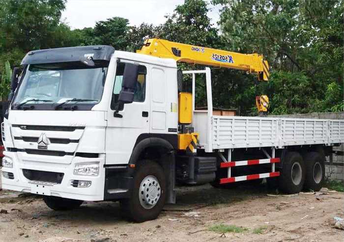 Howo 6x4 Cargo Truck with Crane