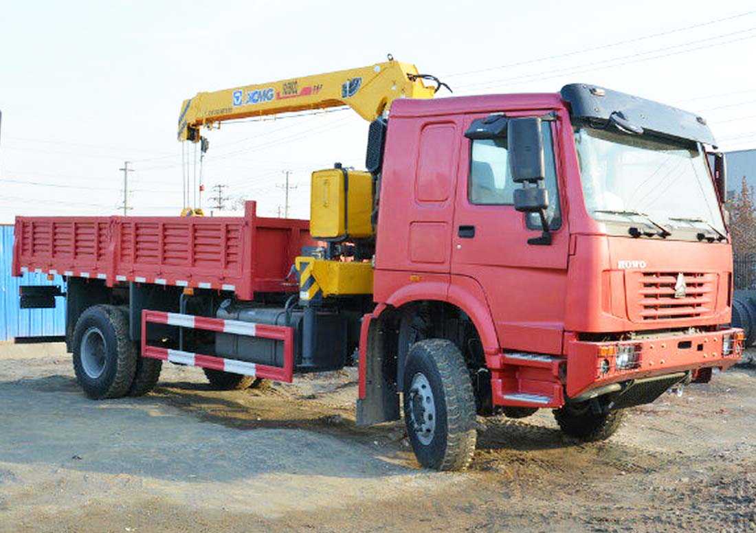 Howo 4x4 Cargo Truck with Crane